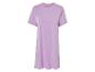 Fioletowa sukienka typu t-shirt, prosta i stylowa.
