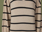 Beżowy sweter w czarne paski.