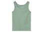 Zielona koszulka bez rękawów na białym tle