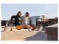 Para w strojach sportowych ćwiczy na świeżym powietrzu.