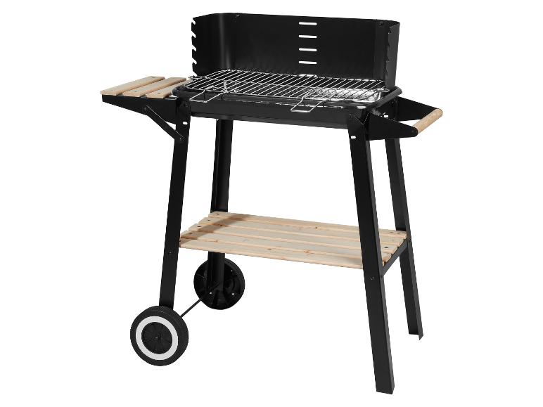 Czarny grill węglowy z drewnianymi półkami i kółkami.
