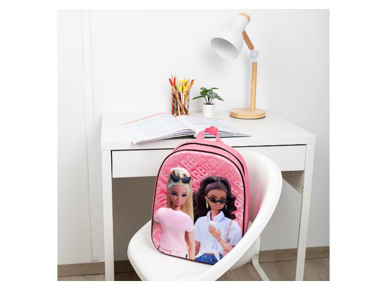 Różowy plecak z motywem Barbie na białym krześle.