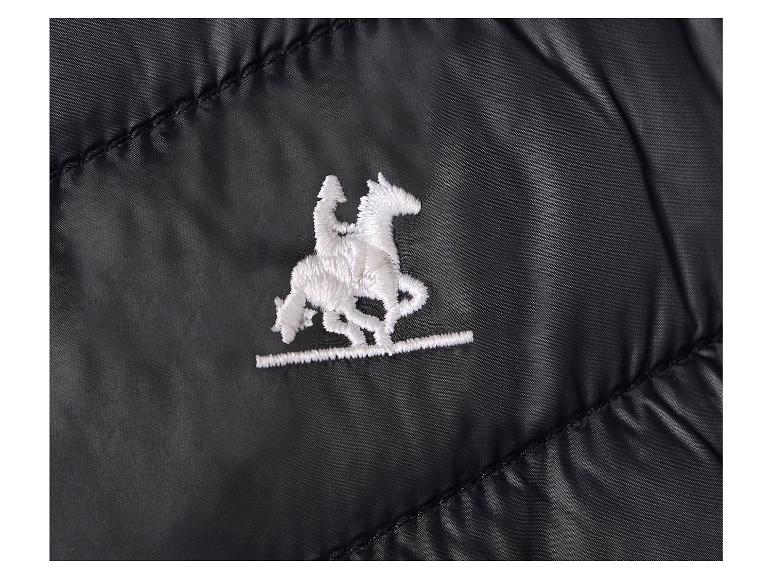 Czarna pikowana kurtka z białym haftowanym logo jeźdźca.