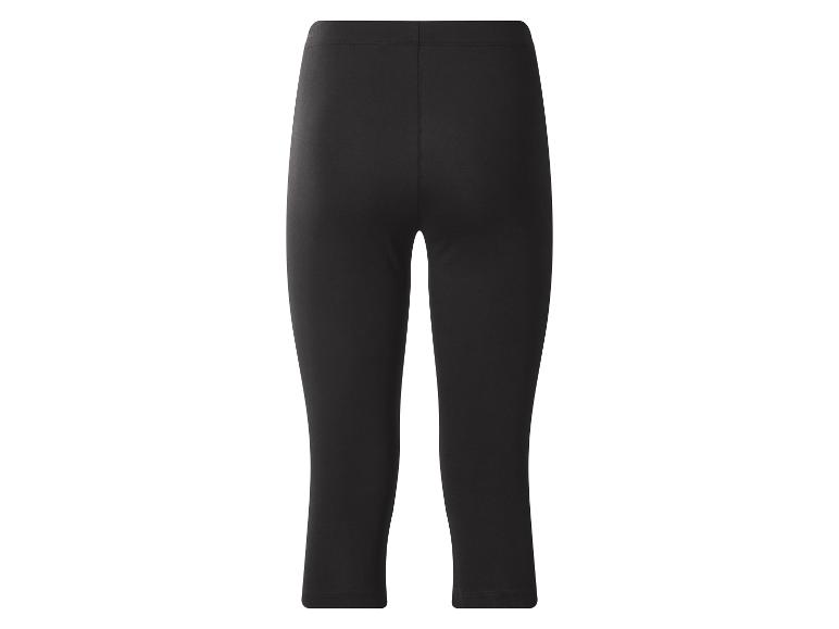 Czarne damskie legginsy capri, dopasowane i krótkie.
