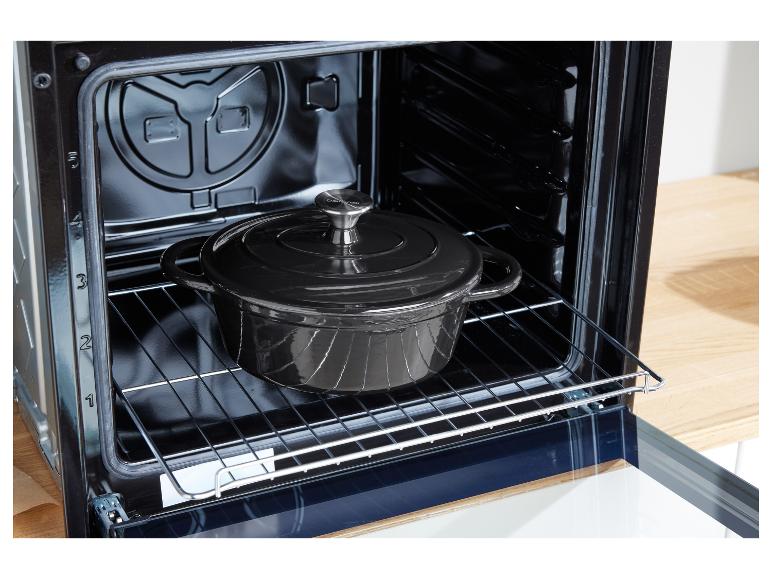 Czarny żeliwny garnek w piekarniku.