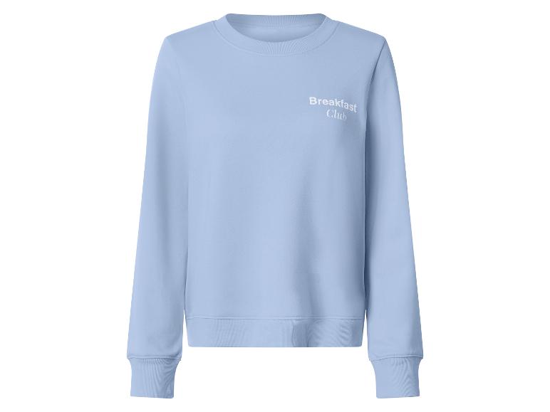 Jasnoniebieska bluza z napisem „Breakfast Club”.