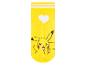 Żółte skarpetki z Pikachu i serduszkiem.