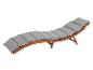 Drewniany leżak z szarymi poduszkami