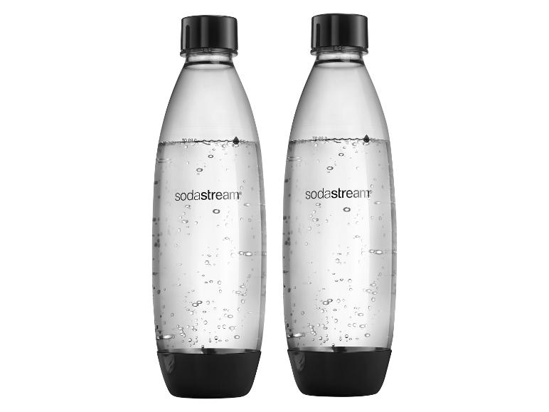 Dwie przezroczyste butelki SodaStream, wypełnione wodą gazowaną, z czarnymi podstawami.
