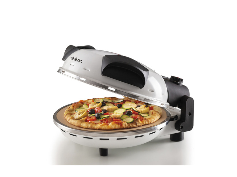 Biały piekarnik do pizzy Ariete z pizzą z warzywami.