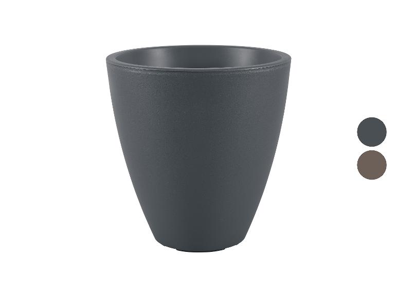 Ciemnoszara teksturowana doniczka, z próbkami kolorów szarego i brązowego.
