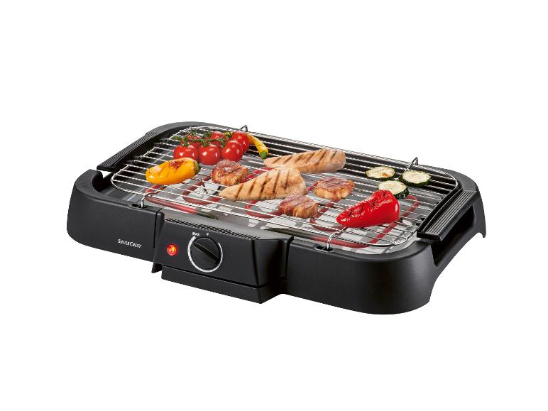 Elektryczny grill SilverCrest: kurczak i warzywa na ruszcie.