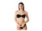 Modelka w czarnym bikini bandeau.