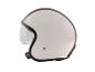 Biały kask motocyklowy z osłoną.