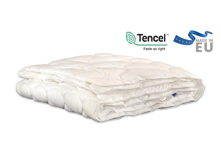 Biała pikowana kołdra z logo Tencel i Made in EU.