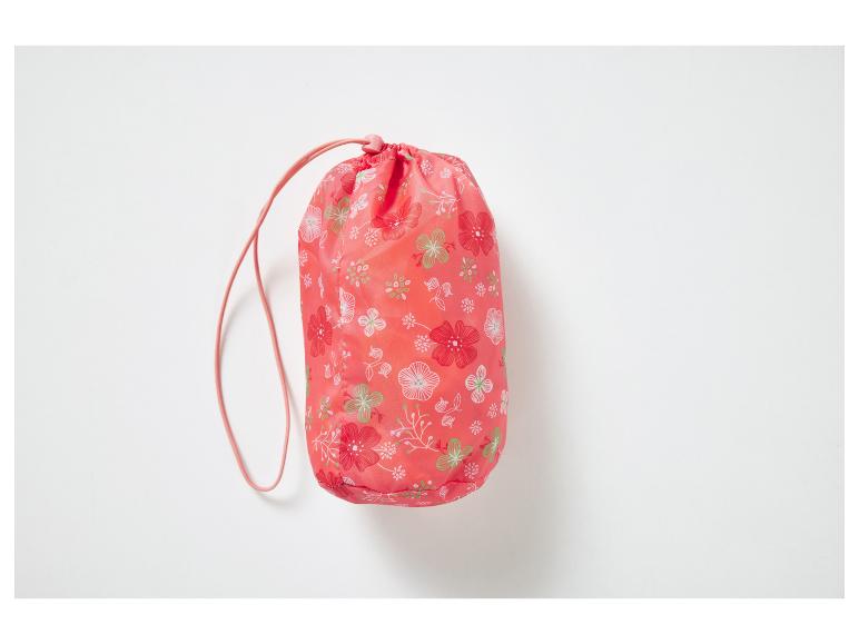 Różowa torba z kwiatowym wzorem.