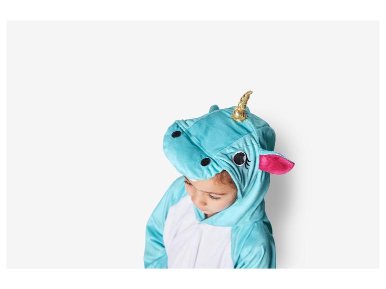Dziecko w niebieskim jednorożcu onesie.
