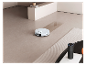 Robot sprzątający i Amazon Echo w nowoczesnym wnętrzu.