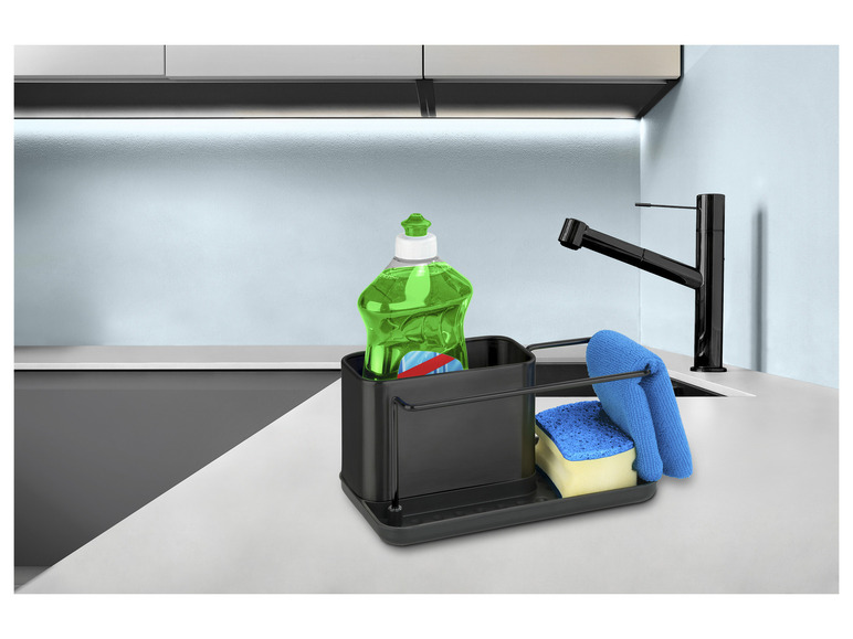 Czarny stojak na mydło do naczyń z butelką płynu do mycia naczyń, gąbką i ściereczką.