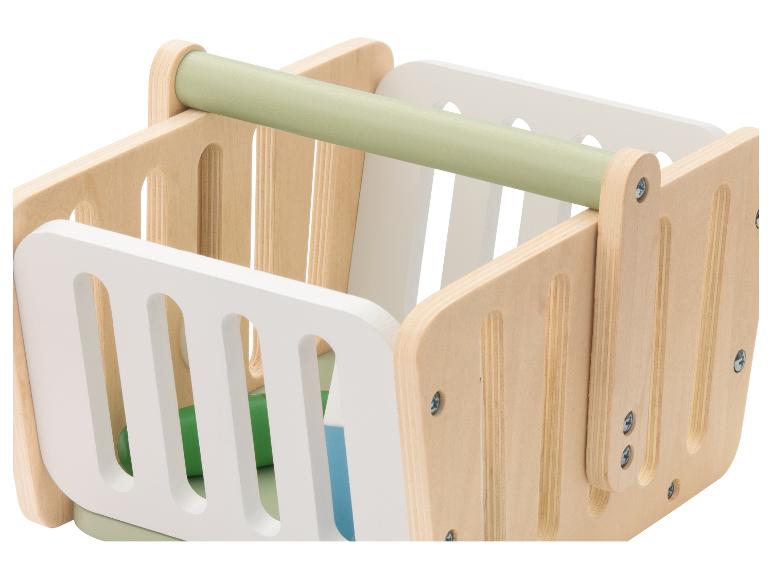 Drewniany koszyk na zakupy z zielonym uchwytem i białymi, szczelinowymi bokami.