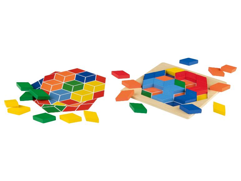 Drewniana układanka z kolorowymi klockami w kształcie rombów i sześciokątów.