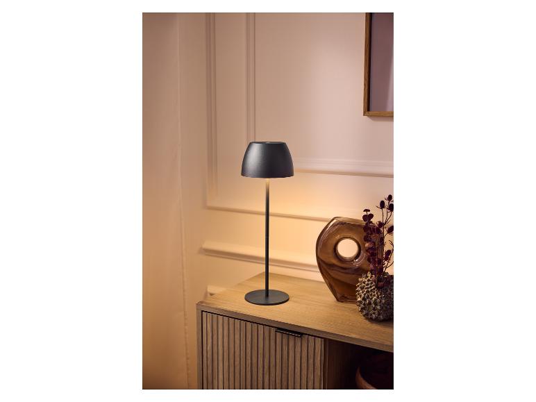 Bezprzewodowa lampa stołowa LED LIVARNO home na drewnianej komodzie.