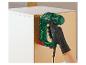 Elektryczna zszywarka Parkside używana do montażu mebli.