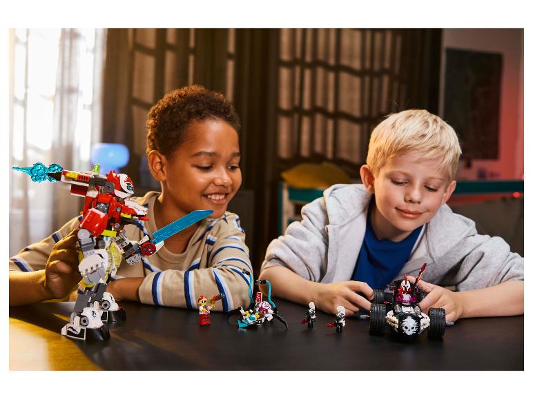 Dwóch chłopców bawi się zestawami LEGO Ninjago i Hidden Side na stole.