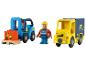 Zabawki do zabawy w przewozy: żółty samochód dostawczy, niebieski wózek widłowy i figurki pracowników.