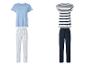 Dwa zestawy piżam: jasnoniebieska gładka koszulka ze spodniami w paski i granatowa koszulka w paski z granatowymi spodniami.