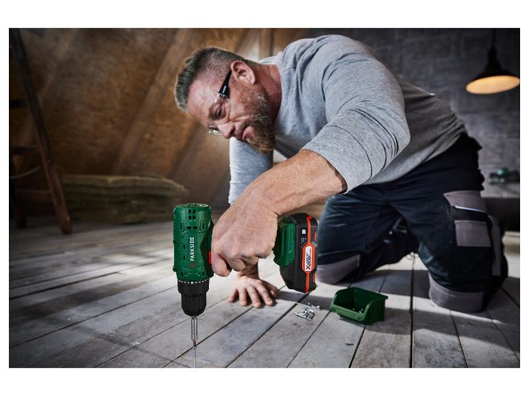 Mężczyzna używa wiertarko-wkrętarki Parkside i baterii X20V Team.