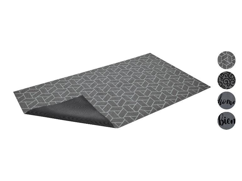 Szara wycieraczka we wzory geometryczne, pokazana z innymi opcjami wzorów.