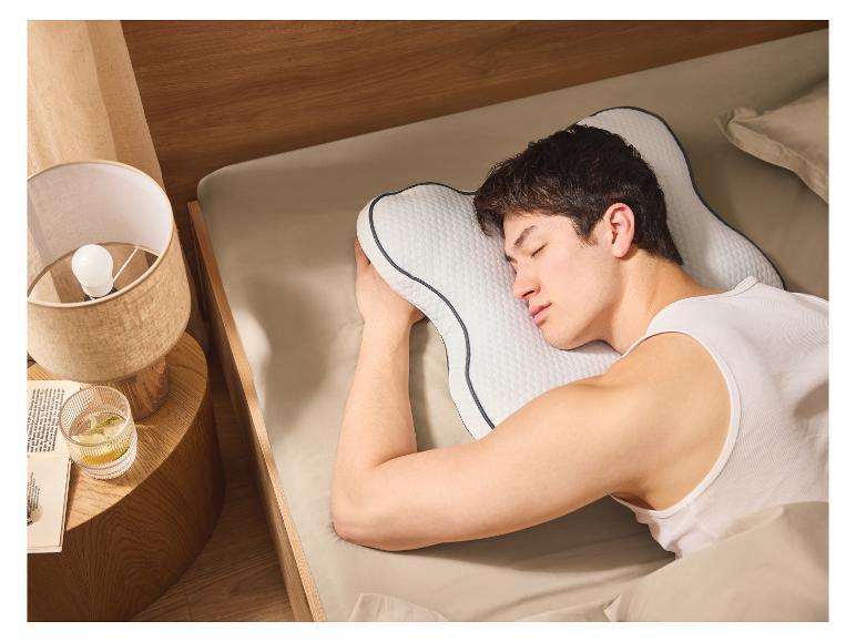 Mężczyzna spokojnie śpi na ergonomicznej poduszce.