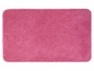 Różowa, pluszowa mata łazienkowa.