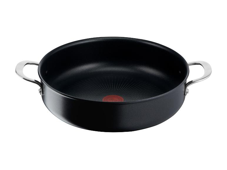 Czarna patelnia Tefal z metalowymi uchwytami.