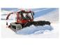 Czerwony ratrak PistenBully 600 w akcji na zaśnieżonym polu