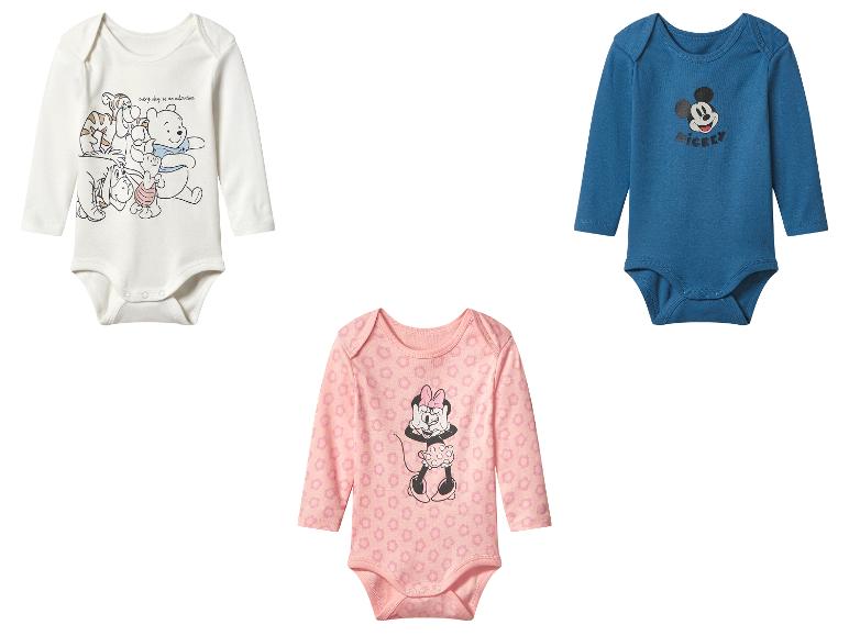 Trzy body niemowlęce: białe z Kubusiem Puchatkiem, niebieskie z Myszką Miki, różowe z Myszką Minnie.
