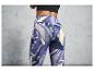 Legginsy sportowe z geometrycznym wzorem w fioletowym, białym i czarnym kolorze.