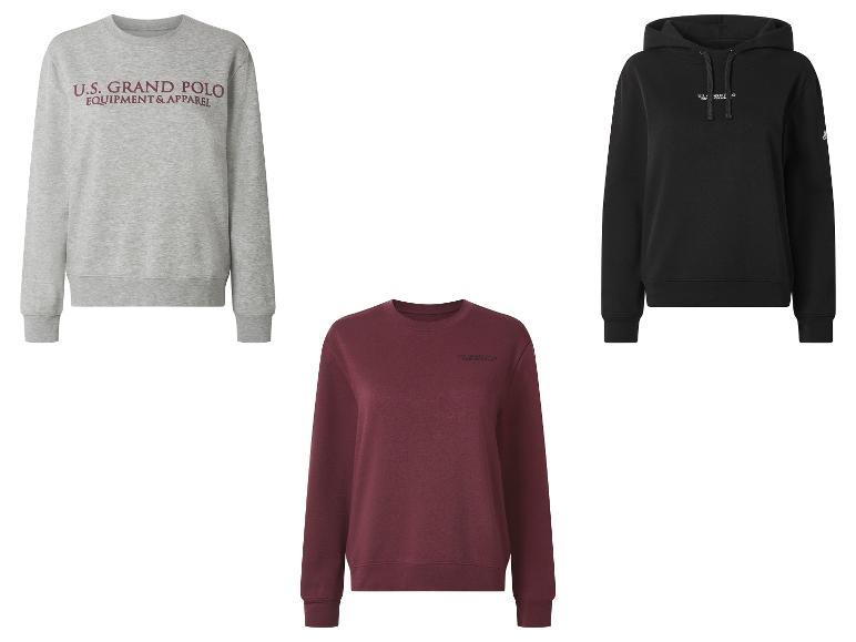 Trzy bluzy: szara bluza, czarna bluza z kapturem i bordowa bluza.