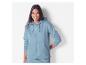 Kobieta w niebieskiej bluzie z zamkiem błyskawicznym i pasujących spodniach.