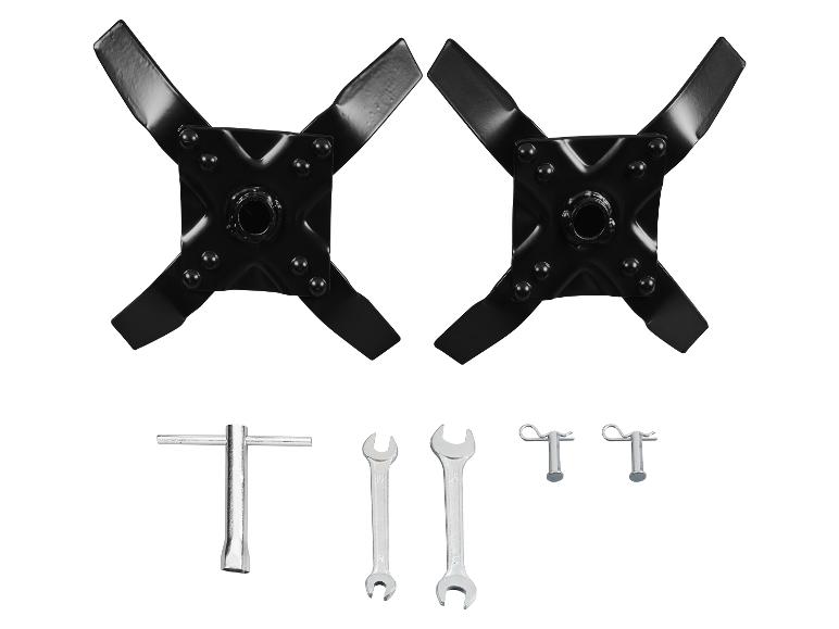 Dwa czarne ostrza kultywatora i zestaw narzędzi do montażu.