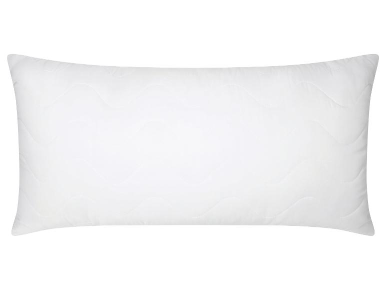 Biała prostokątna poduszka z pikowanym wzorem fal