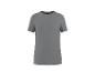 Gładki szary T-shirt z krótkim rękawem, z czarną metką przy szyi i małą czerwoną metką na dole.