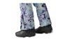 Spodnie narciarskie z abstrakcyjnym wzorem i czarne buty snowboardowe.