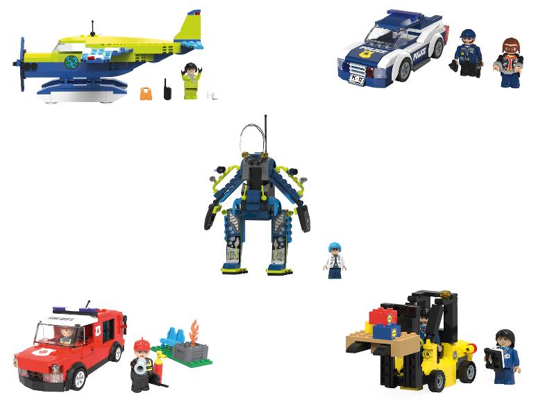 Zestaw zabawek z samolotem, radiowozem, robotem, wozem strażackim i wózkiem widłowym.