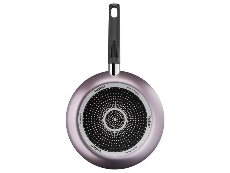 Tefal patelnia z czarnym dnem z detalicznym wzorem.