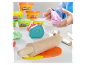 Masa plastyczna Play-Doh i drewniane narzędzia w rękach dziecka.