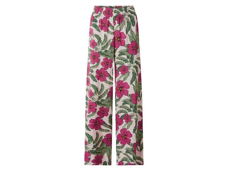Spodnie damskie z szerokimi nogawkami, z tropikalnym wzorem w różowe hibiskusy i zielone liście.