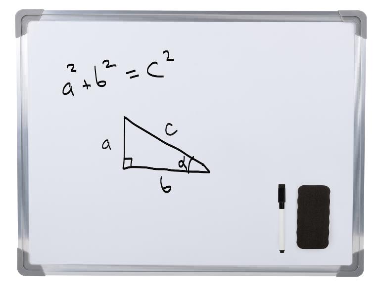 Biała tablica z twierdzeniem Pitagorasa i trójkątem, z markerem i gąbką.