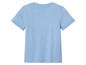 Jasnoniebieska koszulka z krótkim rękawem.